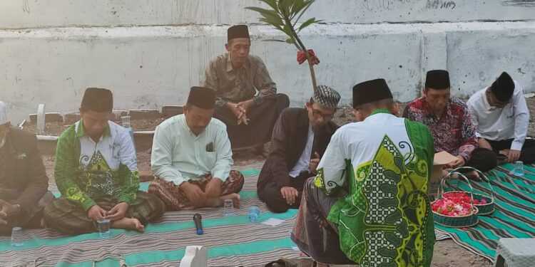 Hukum Membangun/mengkijing/membuat cungkup/ kubah pada makam